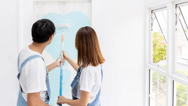 Jovem Asiático Casal Ajuda Usar Rolo Para Pintar Porta Como — Fotografia de Stock