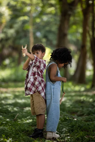 American Μικρό Αγόρι Και Κορίτσι Διασκέδαση Στο Καταπράσινο Δάσος Της — Φωτογραφία Αρχείου