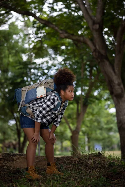 美国黑人少女徒步旅行的背包客站在大树旁参加夏季自然森林探险旅行 — 图库照片