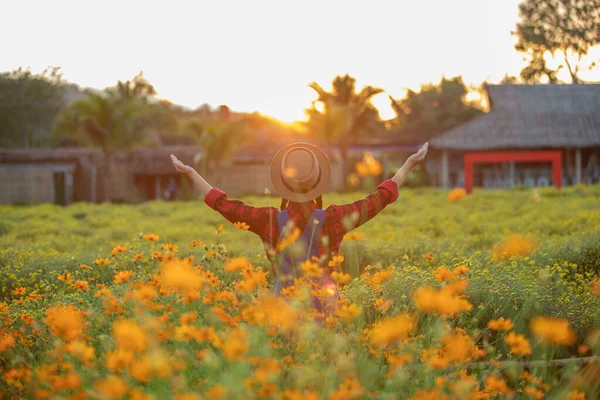 Thai Kvinnor Flicka Turister Rutig Skjorta Håller Händer Avkoppling Lycka — Stockfoto