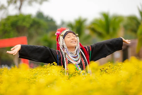 Junges Karen Mädchen Glücklich Den Gelben Chrysanthemenblüten Einem Landwirtschaftlichen Bauernhof — Stockfoto