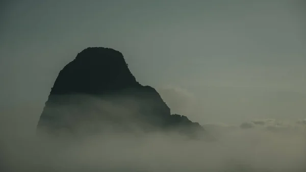 風景画と劇的な色彩の山と雲のランドマーク的なサメット 島のパンガー — ストック写真