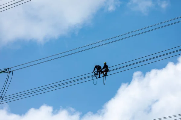 Instalación Del Personal Modificación Del Sistema Cable Eléctrico Alta Tensión —  Fotos de Stock