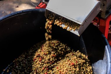 Kahveli vişne hamuru makinası. Yumuşak odaklanma ve hareket kavramı bulanıklaştı.