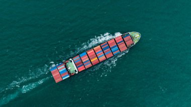 Lojistik kargo konteynır gemisi, konteynır taşımacılığı işiyle ihracat malları ithal etmek ve dünya çapında satıcılara ve tüketicilere mal dağıtmak için denizde yol alıyor. en üstteki görünüm