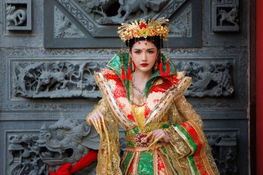 Geçmişteki bir hanedandan gelen bir kraliyet figürü sarayının kapısında nöbet tutuyor. Zengin giyimi ve egemen varlığı eski bir geleneğin ve gücün mirasını yansıtıyor.