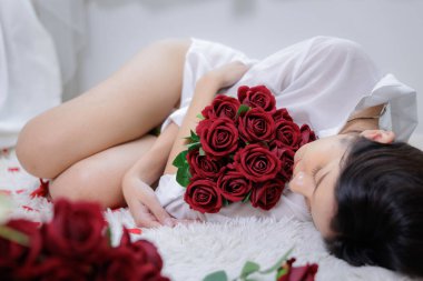 Beyaz elbiseli kadınların portresi. Beyaz odada gül kırmızısı çiçekli. Sevgililer Günü temalı acıklı bir duygu..