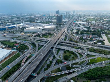 Drone fotoğrafçılığı karmaşık kentsel ulaşım ağını modern inşaat mühendisliği altyapısını yakalıyor.