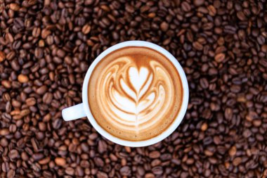 Tepeden tırnağa kahve ustası, kalp şeklinde köpüklü latte. İdeal konukseverlik, kafeterya markalı menü tasarımı, yaşam tarzı reklamcılığı..