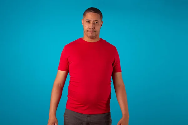 Mavi arka planda kırmızı tişörtlü bir yetişkin, çeşitli yüz ifadeleri yapıyor..