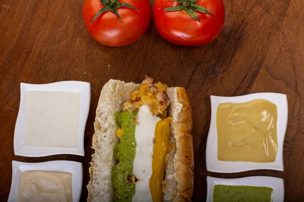 Lezzetli Sosisli Sandviç Renkli Ahşap Arka Plan — Stok fotoğraf