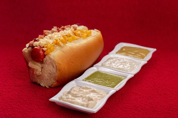 Lezzetli sosisli sandviç ve renkli ya da ahşap arka plan..