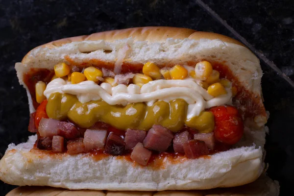 Lezzetli sosisli sandviç ve renkli ya da ahşap arka plan..