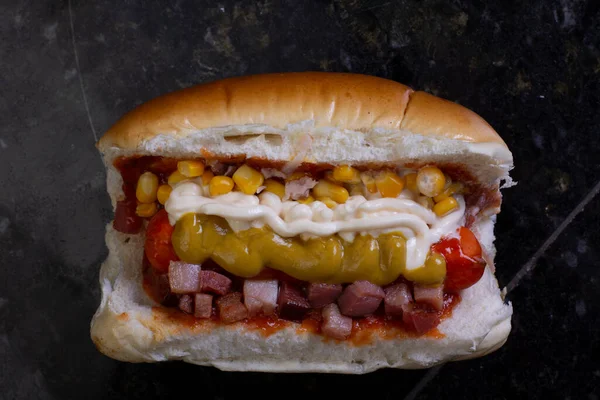 Lezzetli sosisli sandviç ve renkli ya da ahşap arka plan..