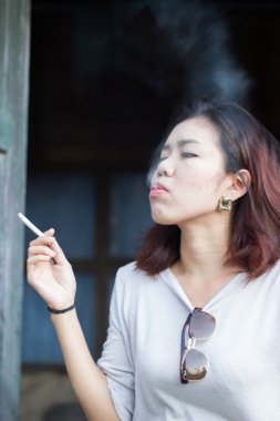 Sigara içen kadın.