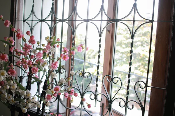 Blommor nära fönster ljus, gammal stil — Stockfoto