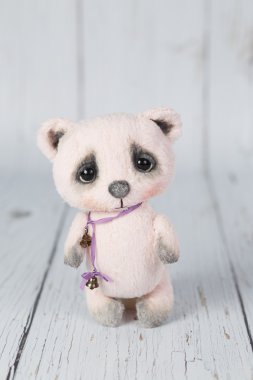 Sanatçı oyuncak ayı gibi biri pembe