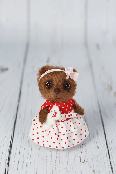 Kahverengi sanatçı oyuncak ayı Kırmızı elbiseli bir tür