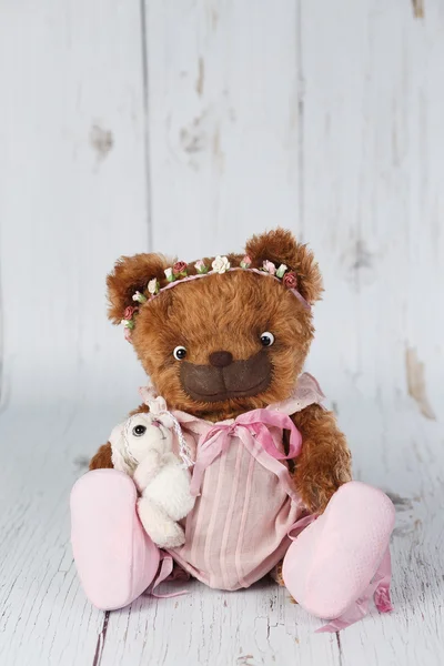 Kahverengi sanatçı ayıcık pembe bir elbise