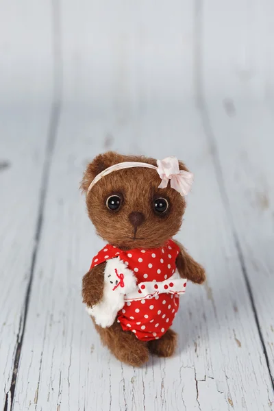 Oso de peluche artista marrón en vestido rojo uno de tipo —  Fotos de Stock