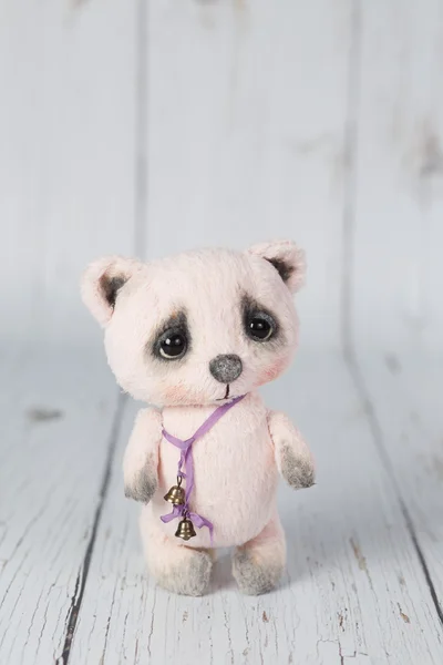 Sanatçı oyuncak ayı gibi biri pembe