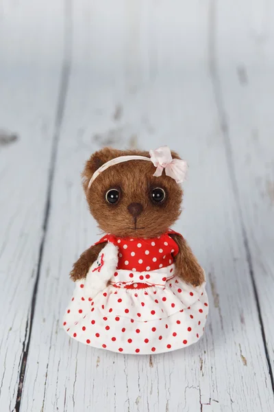 Kahverengi sanatçı oyuncak ayı Kırmızı elbiseli bir tür