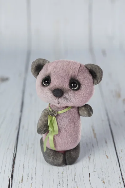 Mor sanatçı ayıcık pembe elbise gibi biri