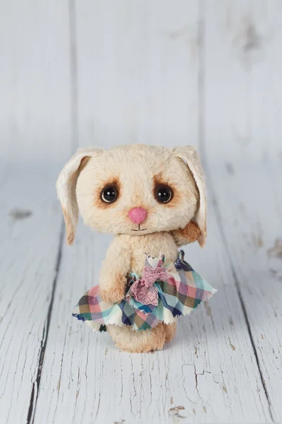 Sanatçı teddy tavşanına da tür elbise