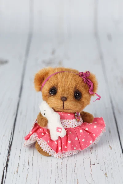 Kahverengi sanatçı ayıcık pembe bir elbise