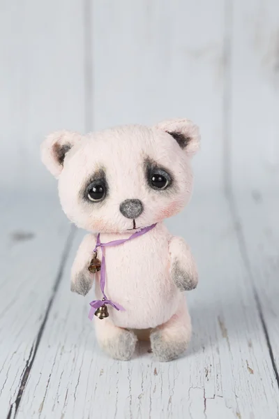 Sanatçı oyuncak ayı gibi biri pembe