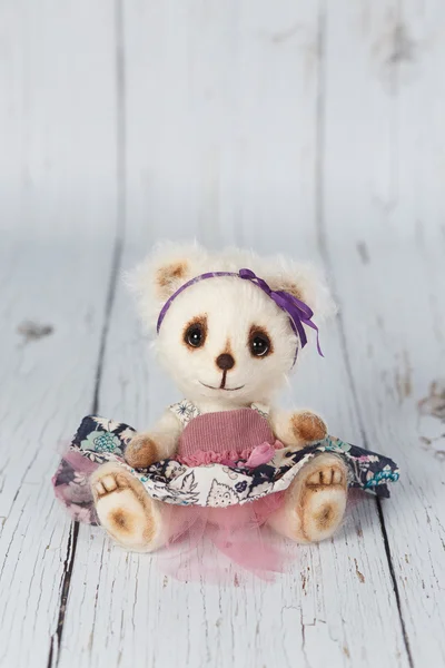 Beyaz sanatçı ayıcık pembe bir elbise