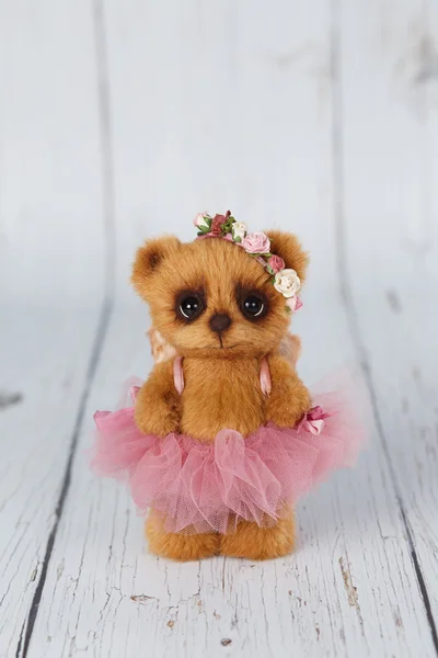 Kahverengi sanatçı ayıcık pembe bir elbise