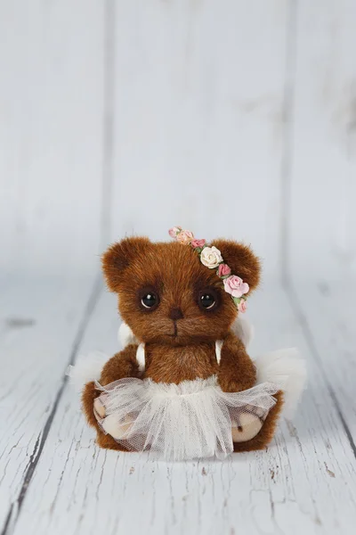 衣服一种棕色的艺术家玩具熊 免版税图库图片