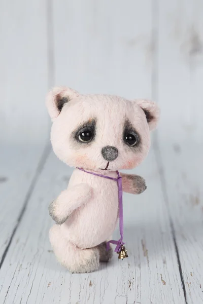 Sanatçı oyuncak ayı gibi biri pembe