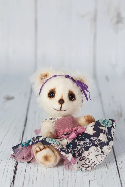 Beyaz sanatçı ayıcık pembe bir elbise