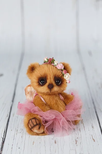 Kahverengi sanatçı ayıcık pembe bir elbise