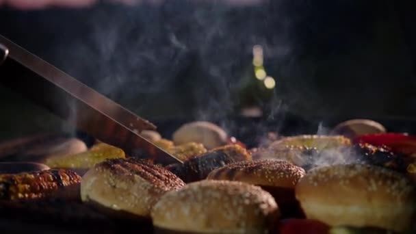 煙で野菜を焼く上でトウモロコシを保持しているトンの閉鎖 — ストック動画