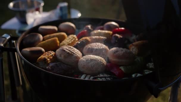 Primer Plano Panecillos Hamburguesas Empanadas Maíz Dulce Pimiento Rojo Parrilla — Vídeo de stock