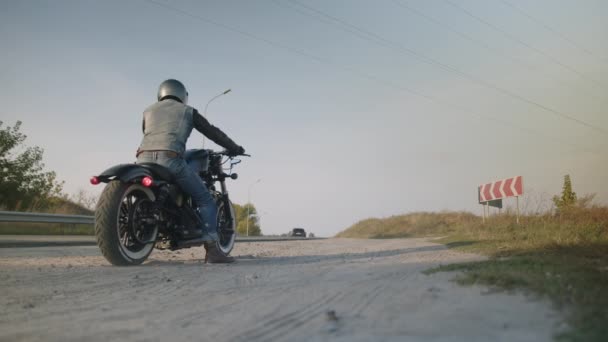 Baksida Bild Cyklist Rida Motorcykel Från Sidovägen Motorvägen Framsidan Finns — Stockvideo
