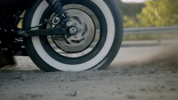 Närbild Motorcykel Hjul Drivande Sidan Väg Damm Sand — Stockvideo