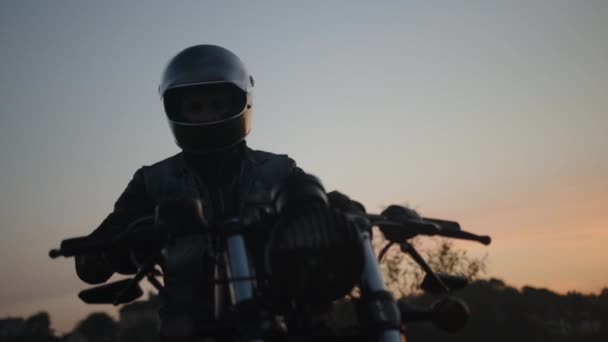 Aventura Moto Guapo Motociclista Sentado Sobre Una Moto Puesta Sol — Vídeos de Stock