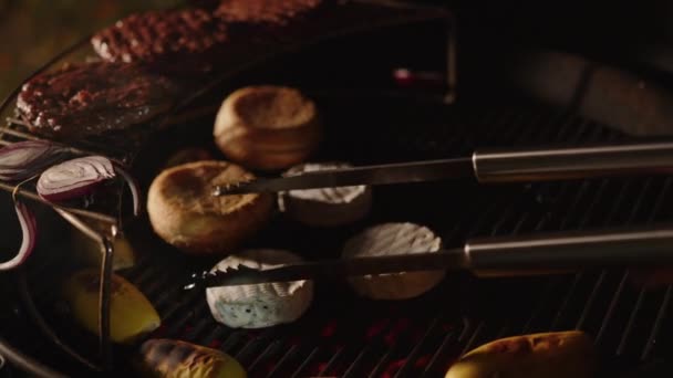 Mãos Virando Queijo Camembert Churrasqueira Com Clipe Comida Close Hambúrgueres — Vídeo de Stock