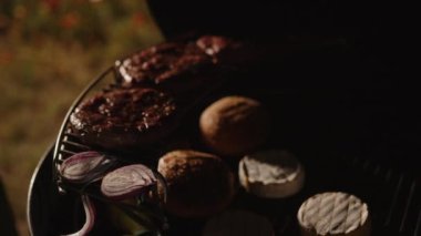 Hamburger çörekleri, Camembert peyniri ve ızgara sığır eti..
