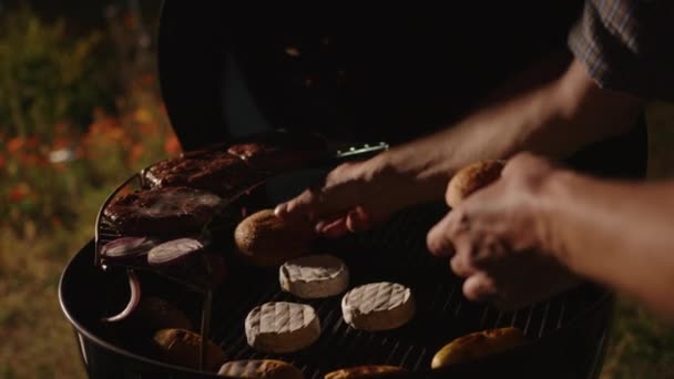 Крупным Планом Руки Человека Положить Гамбургер Булочки Овощи Гриль — стоковое видео
