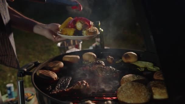 Шеф Повар Жарит Мясо Овощи Подает Тарелке Улице Барбекю — стоковое видео