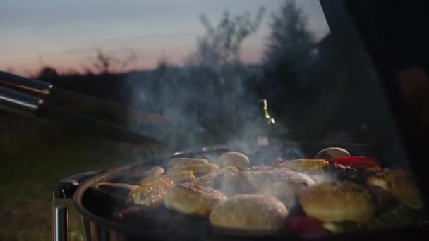 Chef Grillen Vlees Groenten Serveren Plaat Buiten Barbecue — Stockvideo