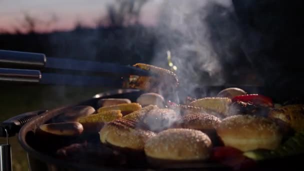 コーン コショウ グリルのハンバーガーパン 滑らかなフリップクリップのハンドヘルドシビューコーンオン — ストック動画