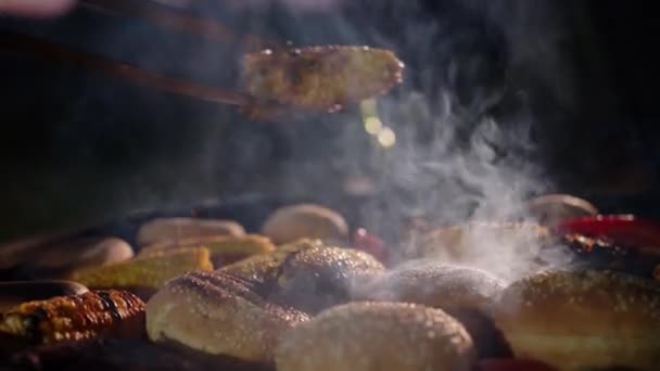 Patty Maïs Peper Hamburger Broodjes Grill Handheld Zijaanzicht Van Rokerige — Stockvideo