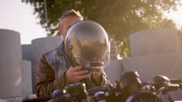 Feliz Sonriente Listo Para Tener Alguna Aventura Moto Guapo Motociclista — Vídeo de stock