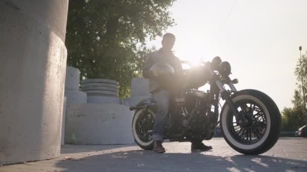 Guapo Motociclista Con Pantalones Vaqueros Una Chaqueta Cuero Botas Elegantes — Vídeos de Stock